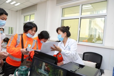 鄭州市中心醫(yī)院為全市出租車(chē)司機(jī)、環(huán)衛(wèi)工人免費(fèi)體檢